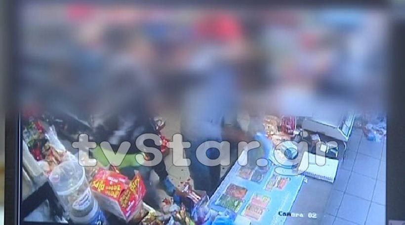 Ανδρας έκανε «μαύρους» στο ξύλο Ρομά που πήγαν να διαρρήξουν το σπίτι του, μέσα σε μίνι μάρκετ (βίντεο)